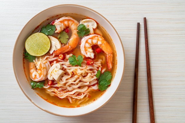 Ramen de nouilles instantanées dans une soupe épicée aux crevettes Tom Yum Kung