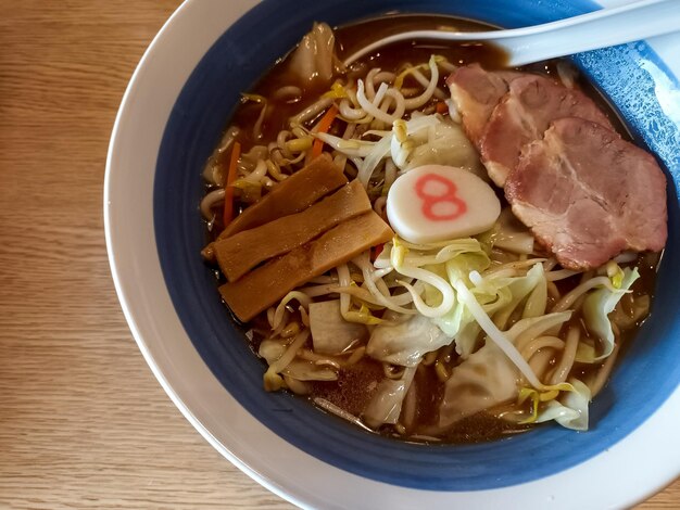 Ramen à la sauce soja dans un bouillon d'os de porc