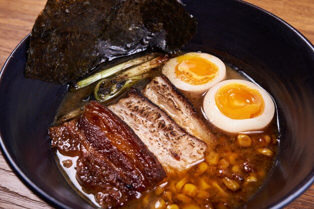 Ramen soupe japonaise traditionnelle, nouilles, poulet en tranches, œufs. Fermer.