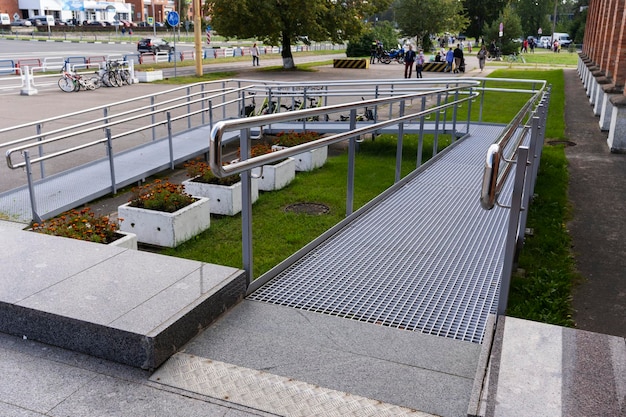 Rampe métallique à l'entrée d'un bâtiment public pour handicapés