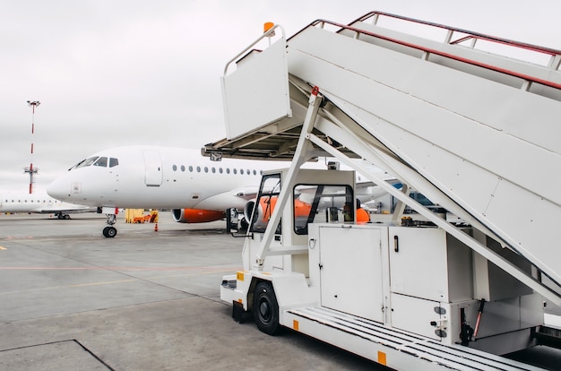 Rampe de passagers en attente de l'avion après l'arrivée à l'aéroport.