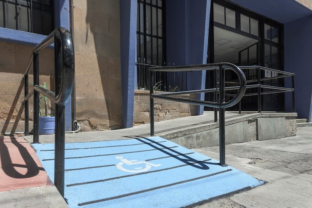 Photo rampe pour fauteuils roulants à l'extérieur d'un bâtiment public concept d'emplacements accessibles