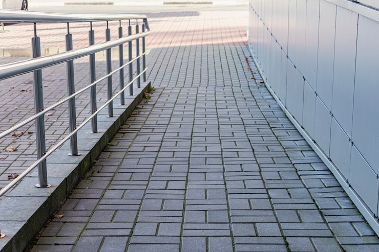 Photo une rampe et une rambarde métallique à l'hôpital pour l'accueil des patients et pour le confort des personnes handicapées et des personnes âgées.