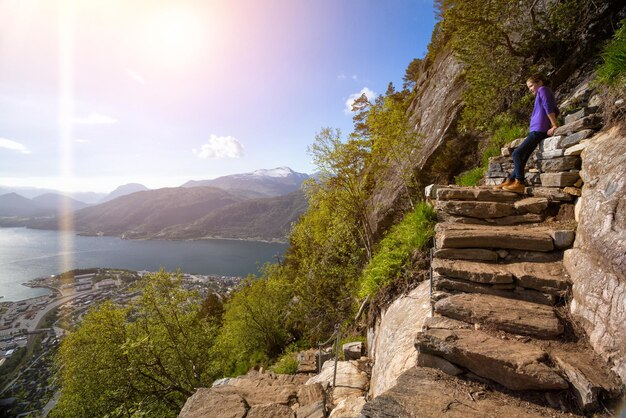 Rampestreken. Randonneur à la fille sur Romsdalsfjorden et Andalsnes, Norvège