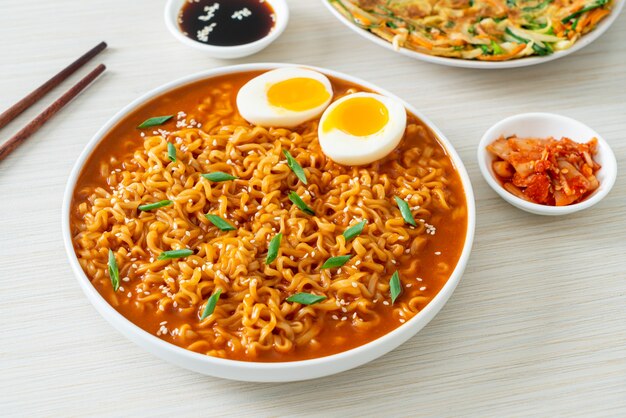 Ramyeon ou nouilles instantanées coréennes avec oeuf - style de cuisine coréenne