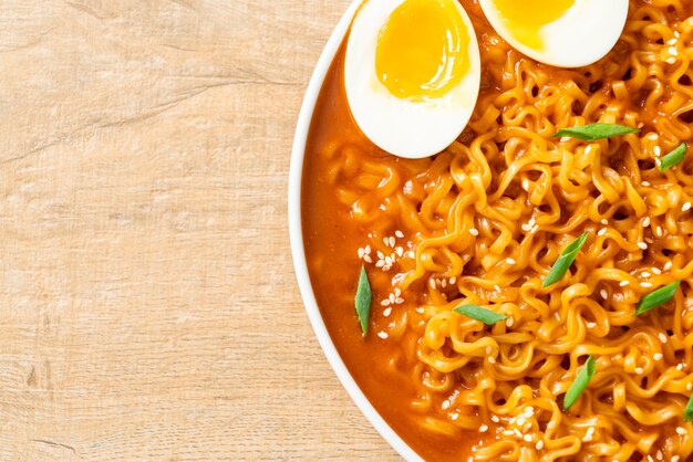 Ramyeon ou nouilles instantanées coréennes avec oeuf - style de cuisine coréenne