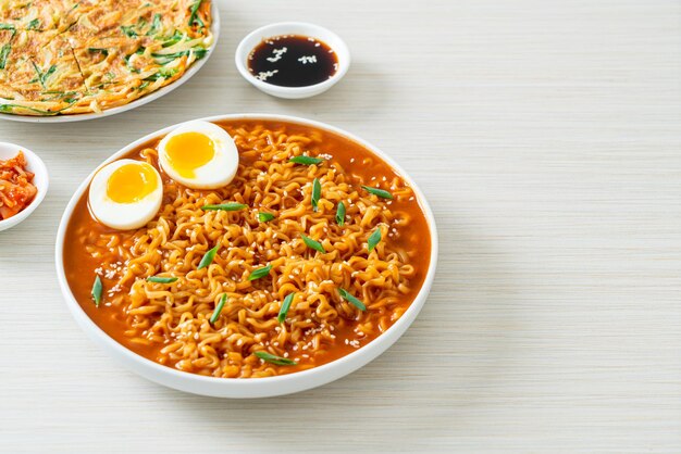 Ramyeon ou nouilles instantanées coréennes avec oeuf - style de cuisine coréenne