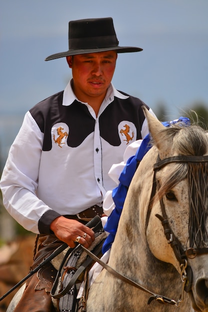 Rancho Fenix, Latacunga, Cotopaxi, Equateur le 12 août 2016. Un cavalier en dressage avec un cheval