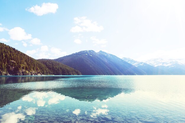 Randonnée aux eaux turquoise du pittoresque lac Garibaldi près de Whistler, BC, Canada. Destination de randonnée très populaire en Colombie-Britannique.