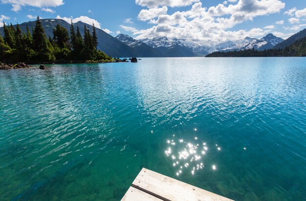 Randonnée aux eaux turquoise du pittoresque lac Garibaldi près de Whistler, BC, Canada. Destination de randonnée très populaire en Colombie-Britannique.