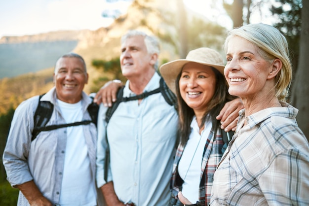 Randonnée aventure et exploration avec un groupe d'amis seniors et d'adultes retraités profitant d'une randonnée ou d'une promenade en plein air dans la nature Profiter de la vue lors d'un voyage de découverte dans la forêt ou les bois