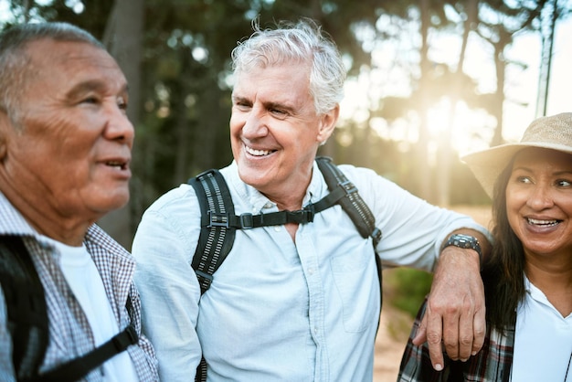 Photo randonnée aventure et exploration avec un groupe d'amis seniors et d'adultes retraités profitant d'une randonnée ou d'une promenade en plein air dans la nature profiter de la vue lors d'un voyage de découverte dans la forêt ou les bois