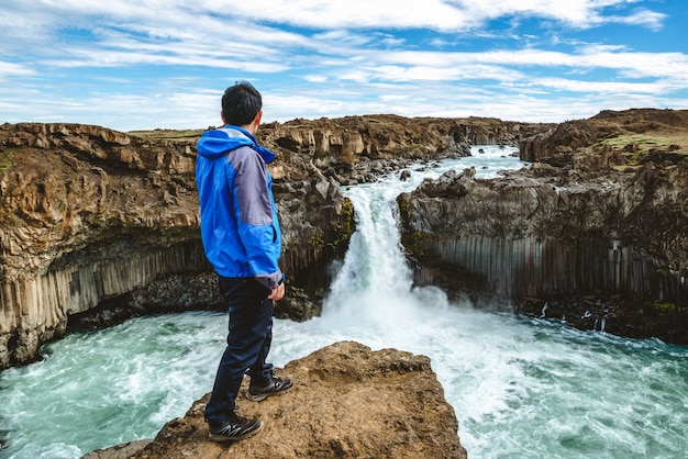 Randonnée à la cascade d'Aldeyjarfoss en Islande.