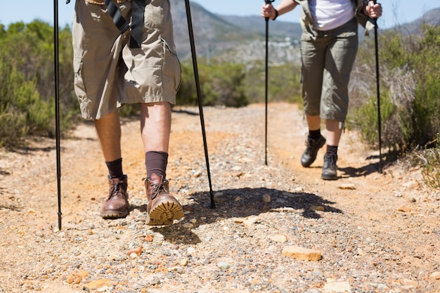 Randonnée couple marchant sur le sentier de montagne