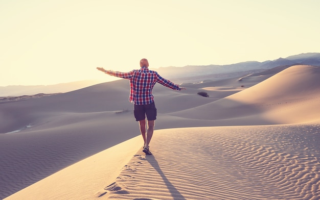 Photo randonnée dans le désert de sable