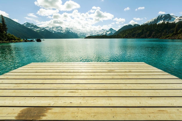 Randonnée dans les eaux turquoises du pittoresque lac Garibaldi près de Whistler, BC, Canada. Destination de randonnée très populaire en Colombie-Britannique.