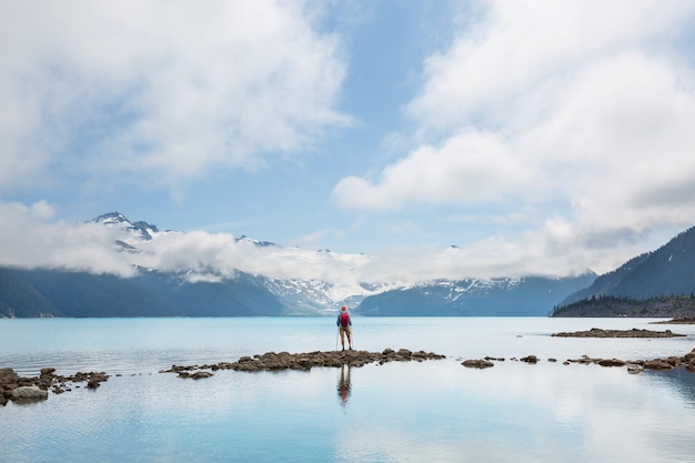 Randonnée dans les eaux turquoises du pittoresque lac Garibaldi près de Whistler, BC, Canada.