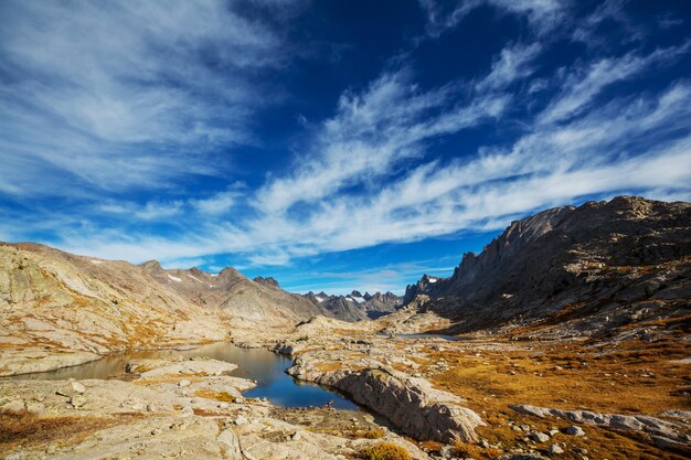 Randonnée dans la gamme Wind River dans le Wyoming, USA. Saison de l'automne.