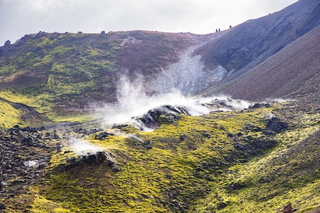 Randonnée dans les hautes terres avec neige, mousse volcanique verte, montagne colorée, Landmannalaugar, Islande