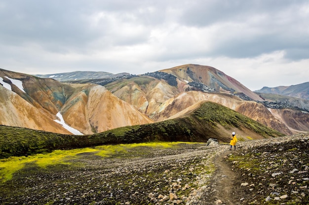 Randonnée dans les hautes terres avec neige, mousse volcanique verte, montagne colorée, Landmannalaugar, Islande