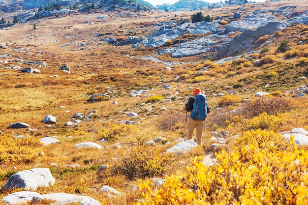 Randonnée dans les montagnes d'automne