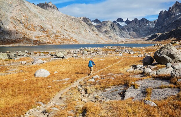 Randonnée dans les montagnes d'automne