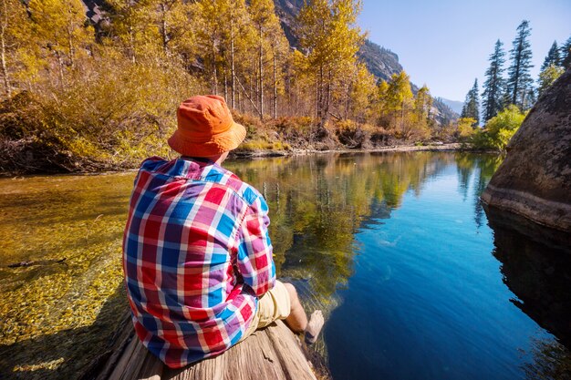 Randonnée dans les montagnes d'automne