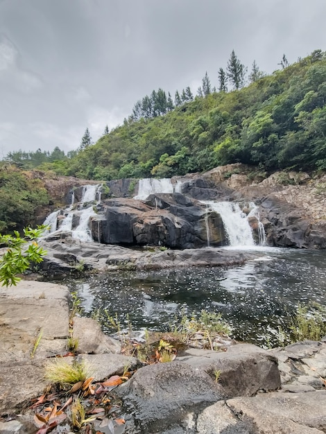 Photo une randonnée dans les montagnes entre collines et chutes d'eau au panama