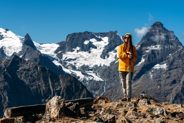 Randonnée dans les montagnes. Une personne pratique la marche nordique dans les montagnes du Caucase. Grimpeur de fille sur le chemin du sommet de la montagne. Touriste dans les montagnes du Caucase. Espace de copie