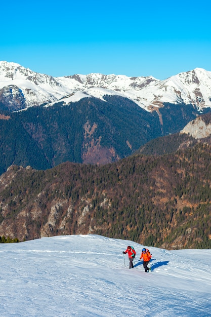 Randonnée dans la neige lors d'un voyage à la montagne