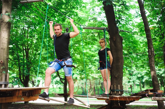 Randonnée dans le parc à cordes deux jeunes.