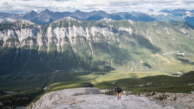 Randonnée dans les Rocheuses canadiennes, belle chaîne de montagnes, environnement environnant