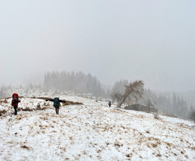 Photo randonnée dans la tempête de neige dans les montagnes des carpates, en ukraine.