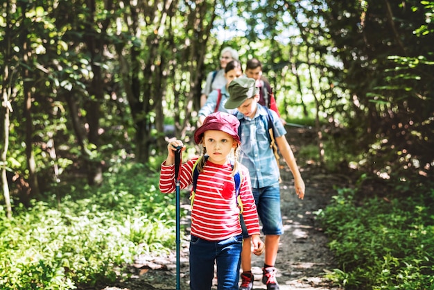 Randonnée familiale en forêt