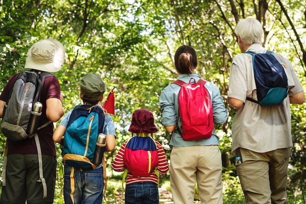 Randonnée familiale en forêt