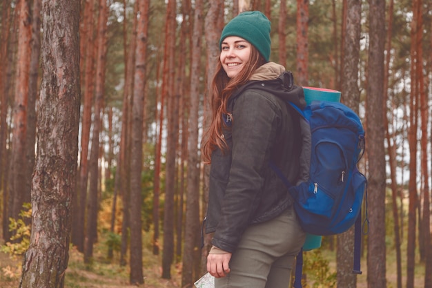 Randonnée femme portrait souriant heureux en forêt