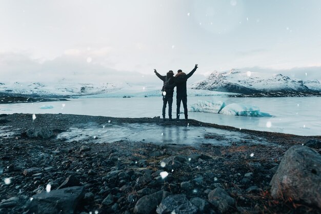 Photo une randonnée sur un glacier en islande des vues à couper le souffle