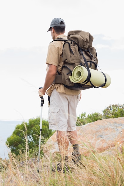 Randonnée homme marchant sur un terrain de montagne