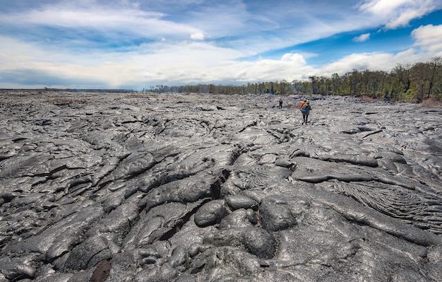 Photo randonnée sur lit de lave extrêmement chaud. activité de promotion dans le parc national des hawaii vocalnoes