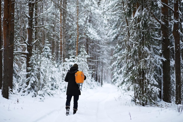 Randonnée paysage d'hiver Un homme avec un sac à dos voyage en hiver Un homme dans un champ enneigé