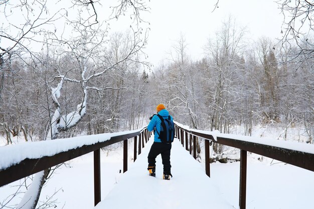 Randonnée paysage d'hiver Un homme avec un sac à dos voyage en hiver Un homme dans un champ enneigé