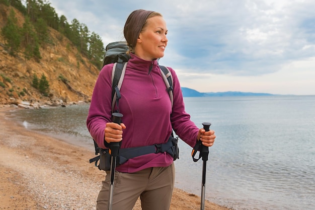 Randonnée touristique aventure randonneur randonneur femme regardant une belle vue randonneur fille dame touriste wi