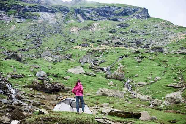 Randonnée touristique féminine dans les montagnes