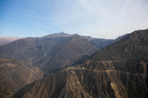 Randonnée à travers le Canyon de Colca en suivant la route de Cabanaconde à l'Oasis