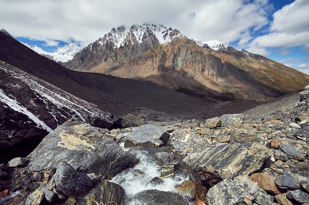 Randonnée vers les sommets enneigés des montagnes de l'Altaï