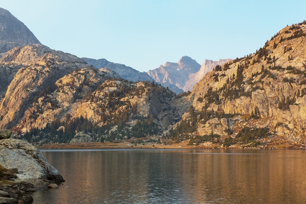 Randonnée à Wind River Range dans le Wyoming, USA. Saison de l'automne.