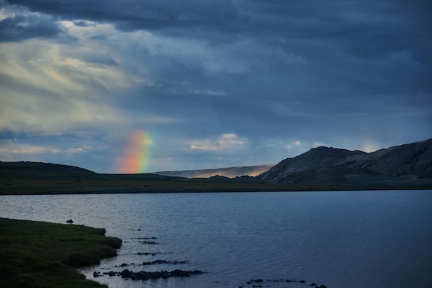 Randonnées en montagne Rivières et lacs de montagne paysage estival de crêtes et de sommets Un voyage étonnant