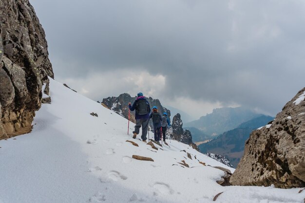 Randonneur adulte alpinisme hivernal