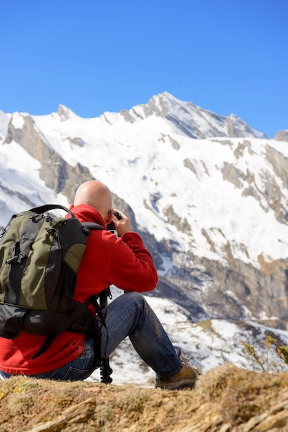 Randonneur Avec Appareil Photo Et Sac à Dos, Prenant Une Photo De La Belle Montagne