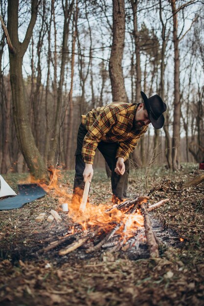 Photo randonneur construisant le feu